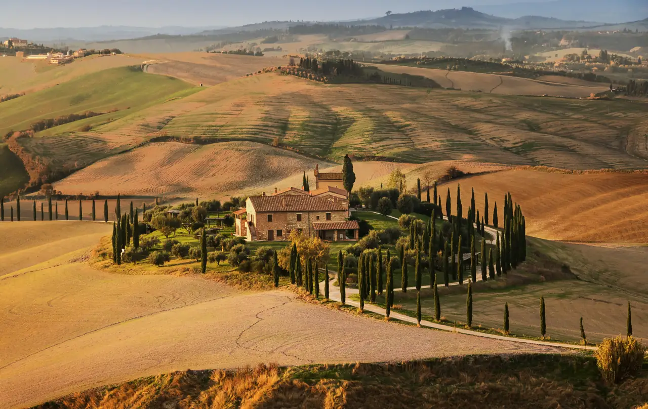 Villa toscana con viale di cipressi