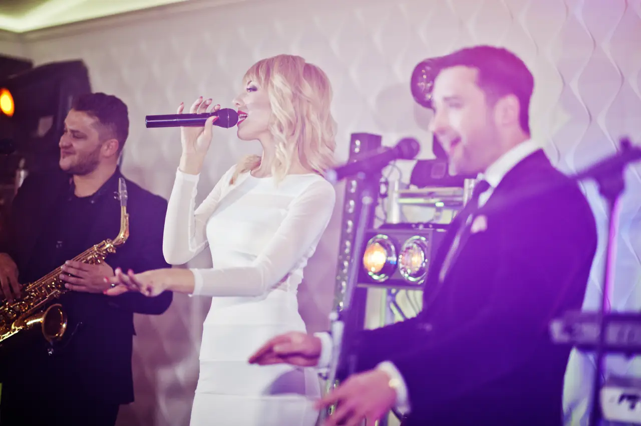 Band live sul palco durante un evento